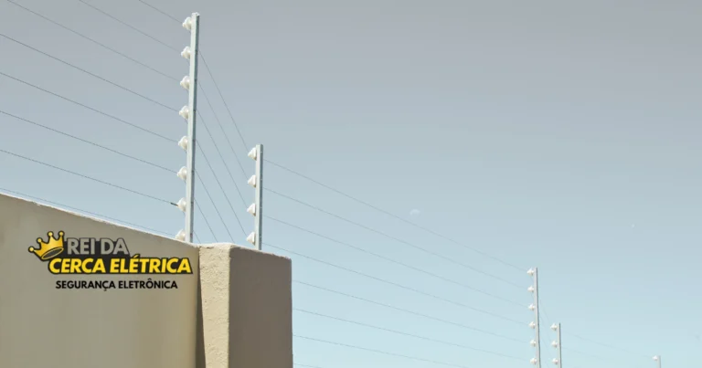 Instalação de cerca elétrica residencial com hastes de alumínio e isoladores em muro de São Paulo - Rei da Cerca Elétrica.